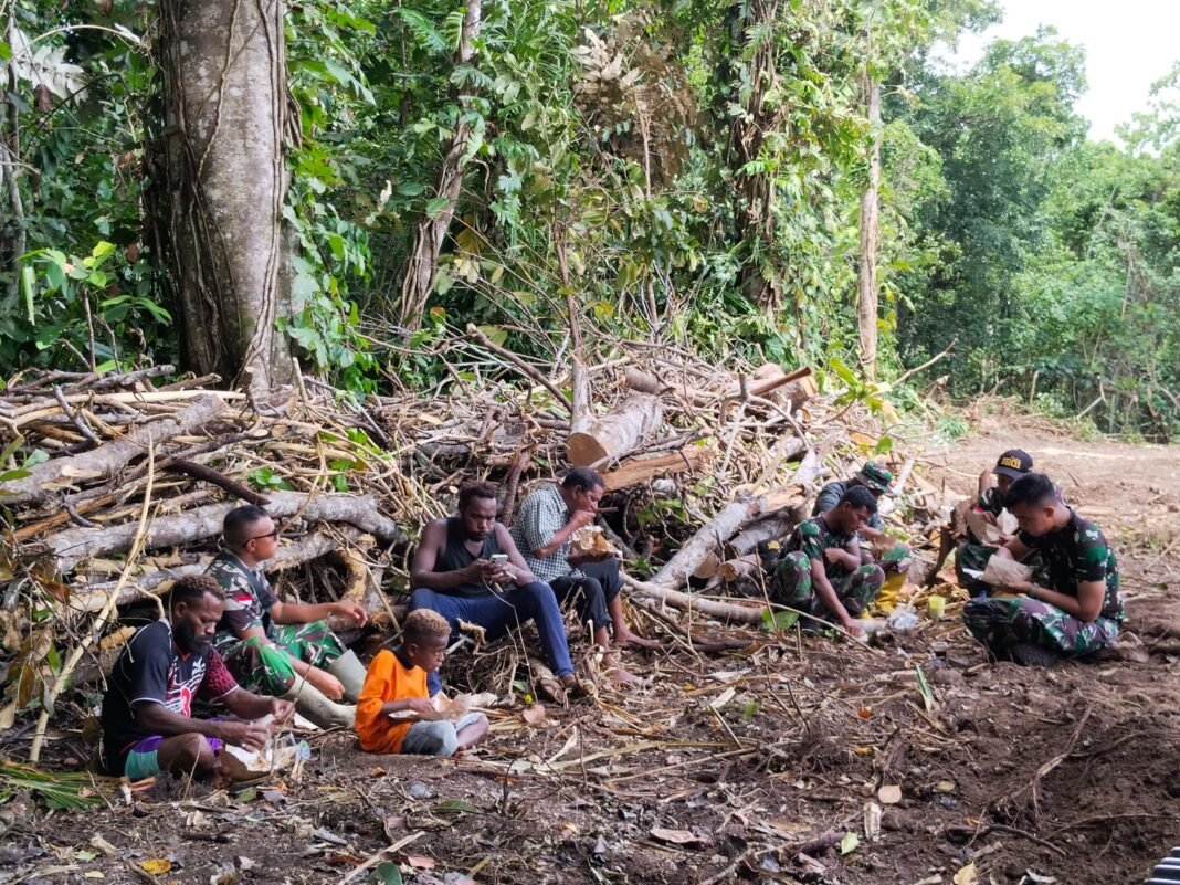 Persatuan TNI dan Masyarakat Melalui TMMD di Kampung Tanah Rubuh