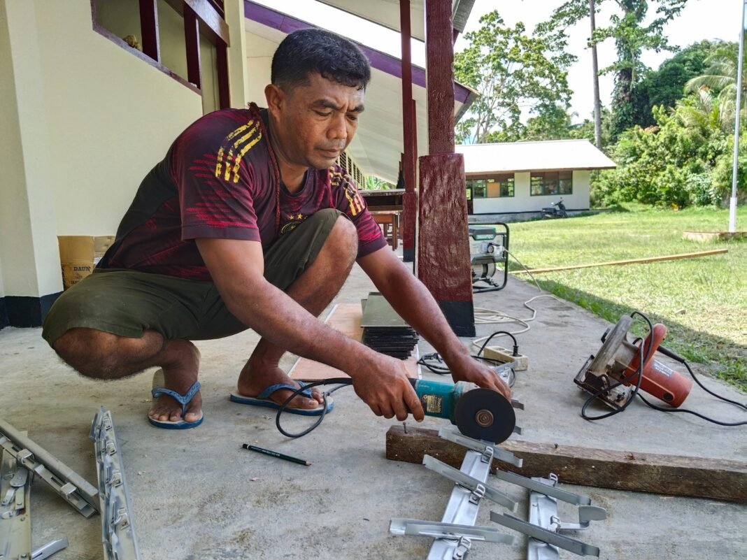 Pemasangan Jendela Kaca Oleh Satgas TMMD di SD Inpres 62 Asai