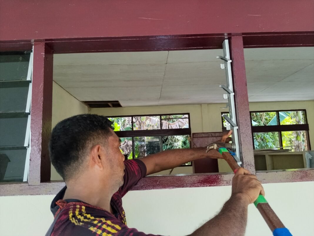 Keberhasilan Pemasangan Kaca oleh Satgas TMMD di SD Inpres 62 Asai