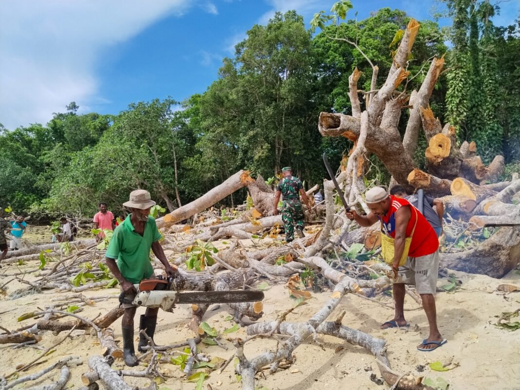 Satgas TMMD Ke-128 dan Warga Bersatu dalam Aksi Pembersihan Pantai
