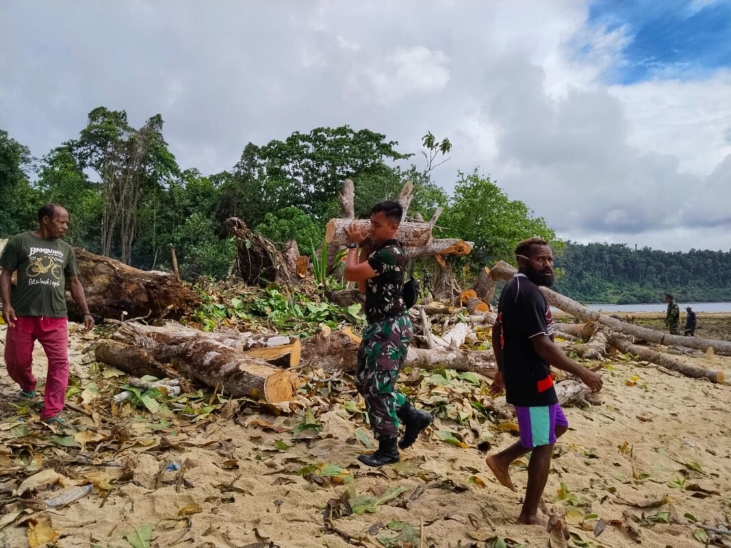 Sinergi TNI dan Masyarakat dalam Kebersihan Pantai
