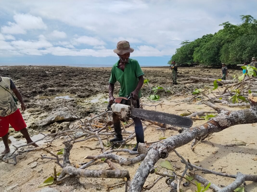 Satgas TMMD Ke-128 Bersama Warga Jaga Kebersihan Pantai