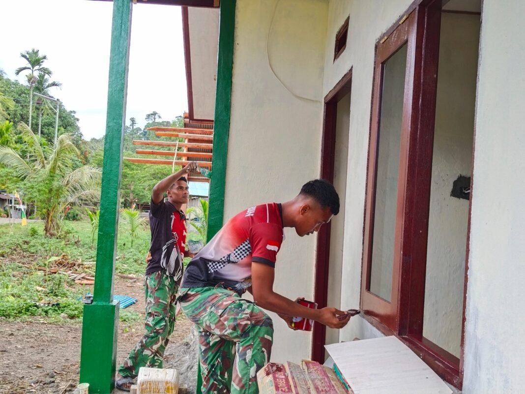 Kerja Sama Satgas TMMD dan Masyarakat dalam Pengecatan RTLH