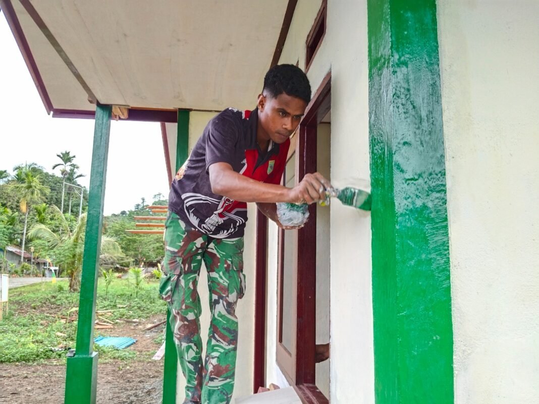 Pembangunan RTLH oleh Satgas TMMD Ke-128 di Kampung Tanah Rubuh