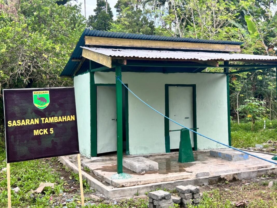 Kerjasama Satgas TMMD dan Masyarakat Tercapai dengan Selesaikannya Rehab MCK di Kampung Tanah Rubuh