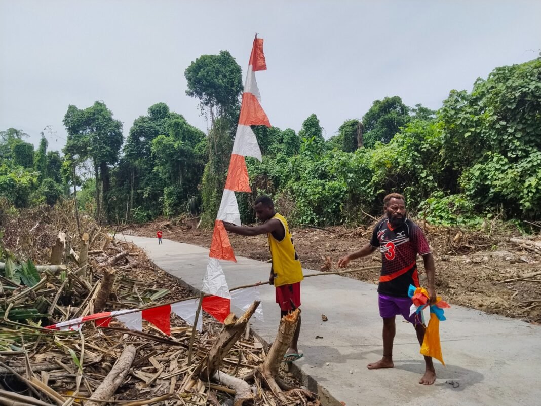 Perayaan Penutupan TMMD Ke-128 oleh Masyarakat Kampung Tanah Rubuh