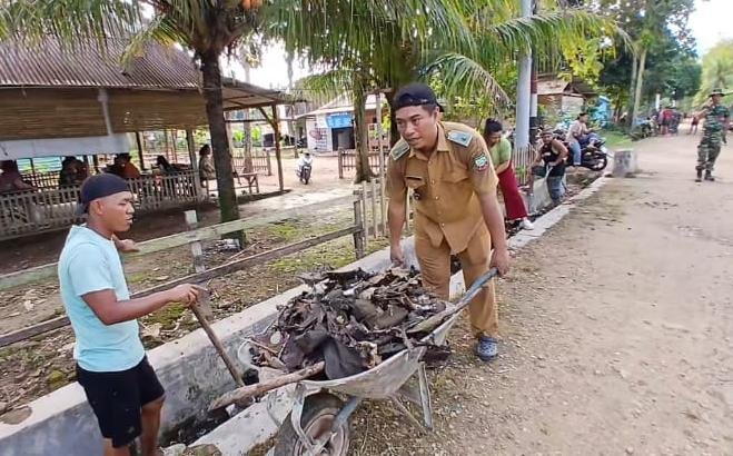 Aksi Bersih Lingkungan Satgas TMMD Pererat Kebersamaan dengan Warga Desa Amolame