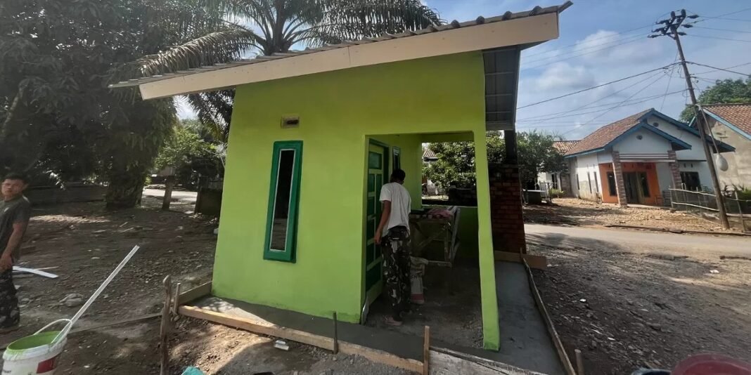 Finishing Pembangunan Poskamling oleh Satgas TMMD 128