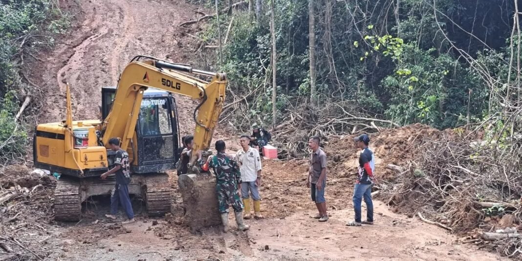 Demi Masyarakat, Satgas TMMD Terus Bekerja Meski Cuaca Buruk