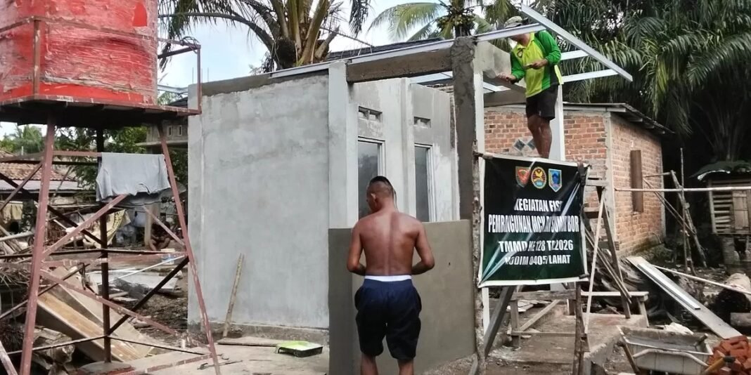 Pembangunan MCK Titik 3: Kerja Sama Satgas dan Warga yang Optimal