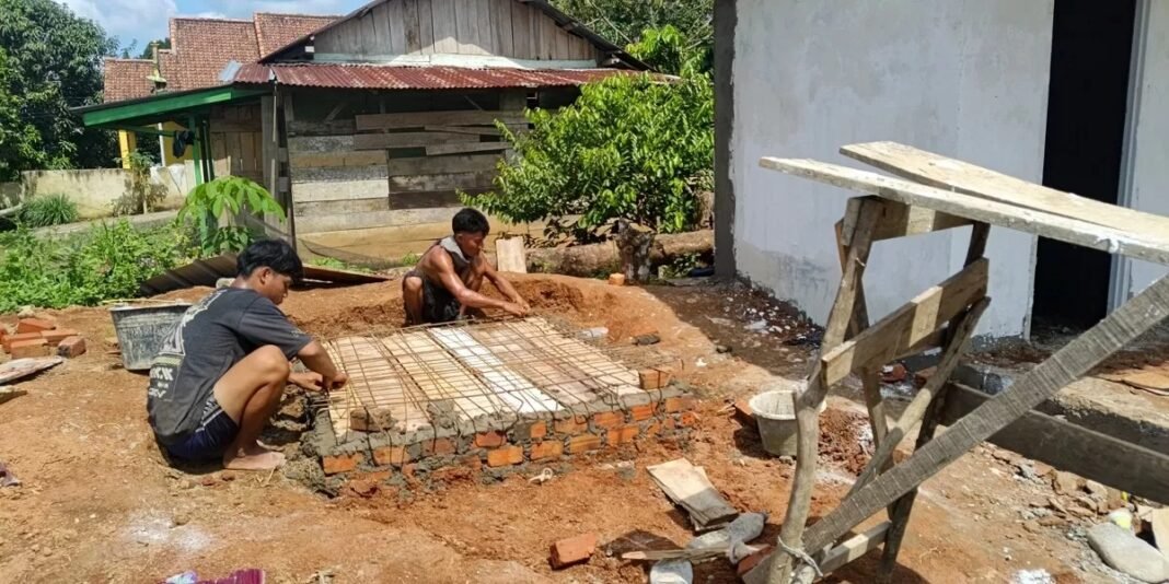 Kegiatan Pembangunan Sanitasi MCK Oleh Satgas TMMD