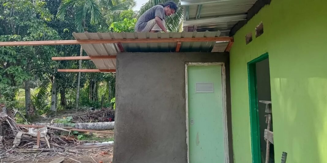 Proses Pemasangan Atap Multiroof dalam Proyek MCK RTLH