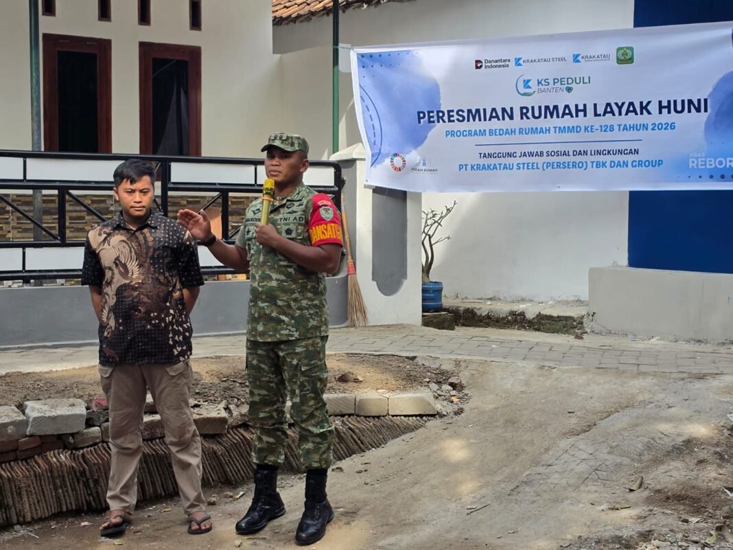 Momennya Mengharukan, Bapak Sandi Menerima Kunci Rumah Program TMMD 128 Cilegon