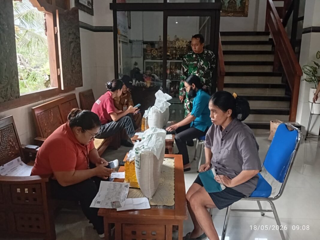 Babinsa paksebali Dampingi 359 KPM Terima Bantuan Pangan, Tegaskan Komitmen TNI Peduli Kesejahteraan Masyarakat