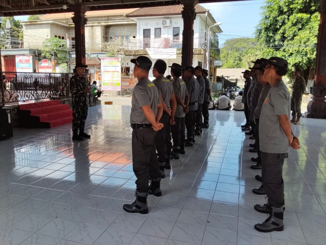 Sinergi TNI dan Aparat dalam Pembinaan Satlinmas di Klungkung