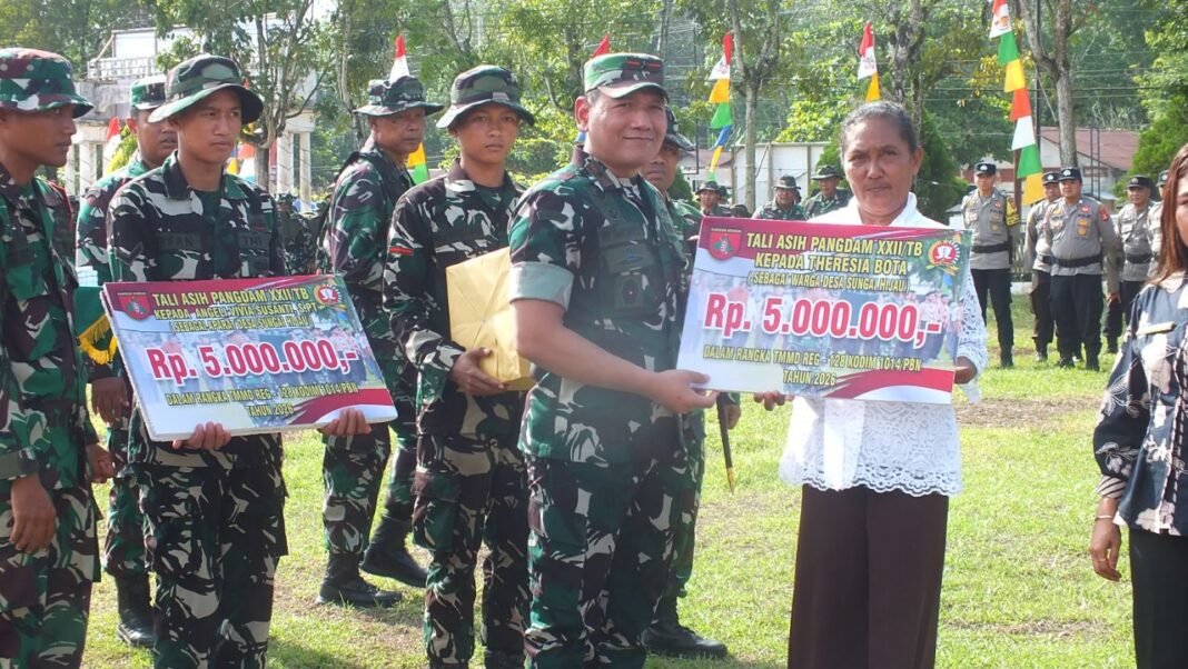 Serangkaian Bantuan Sosial Dalam TMMD Ke-128 oleh Danrem 102/Pjg
