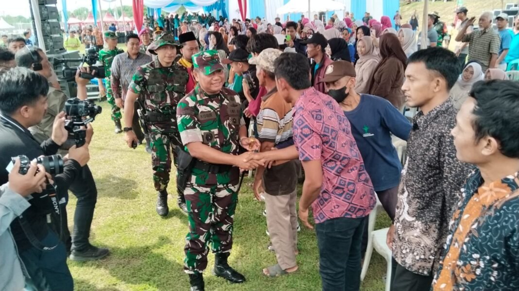 Warga Desa Slempit Sambut Hangat Penutupan TMMD Ke-128