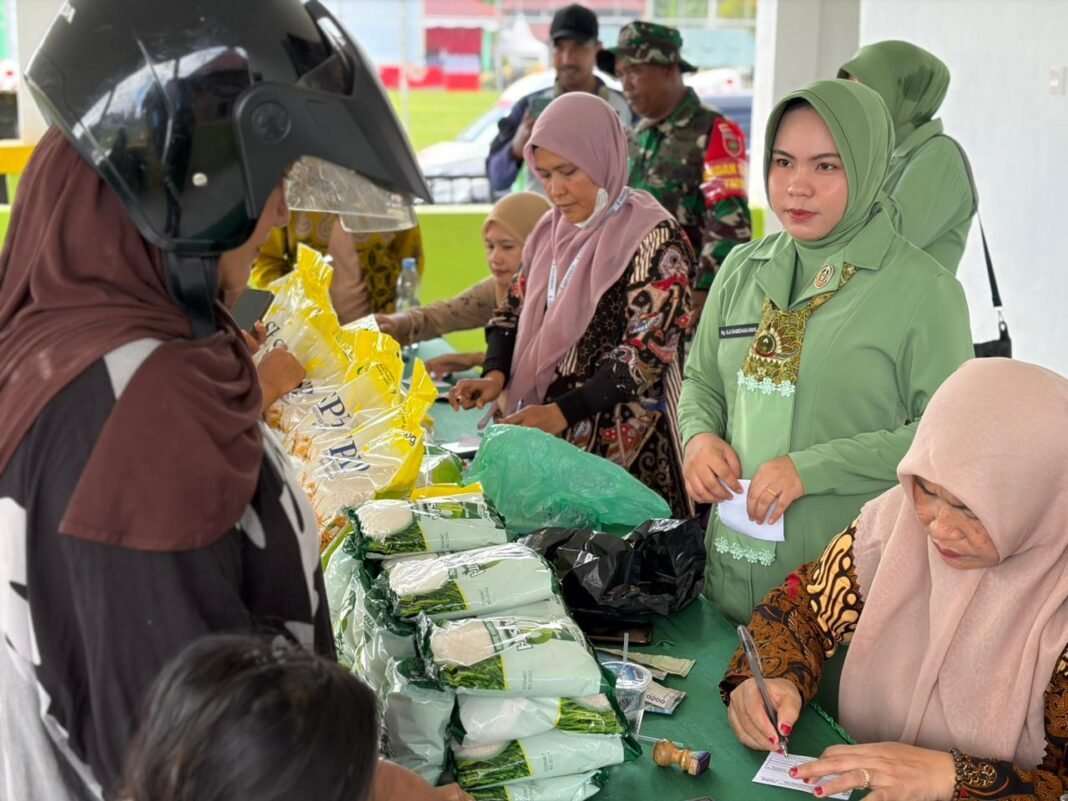 Pasar Murah TMMD Ke-128 Kodim 1430/Konut Diserbu Warga Desa Amolame