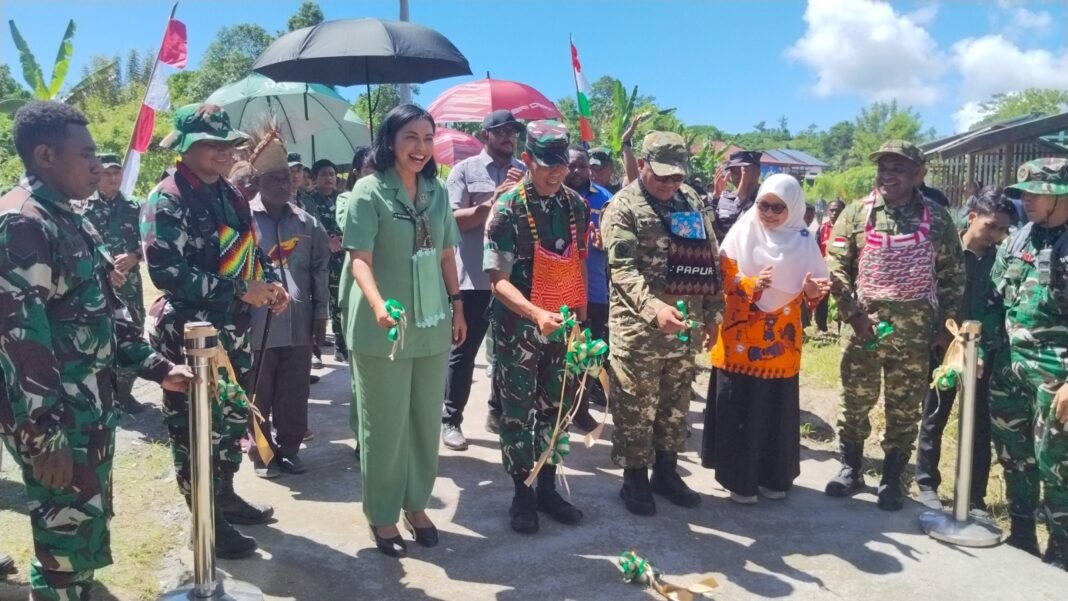 Masyarakat Adat Papua Sambut Peresmian Jalan TMMD dengan Tarian