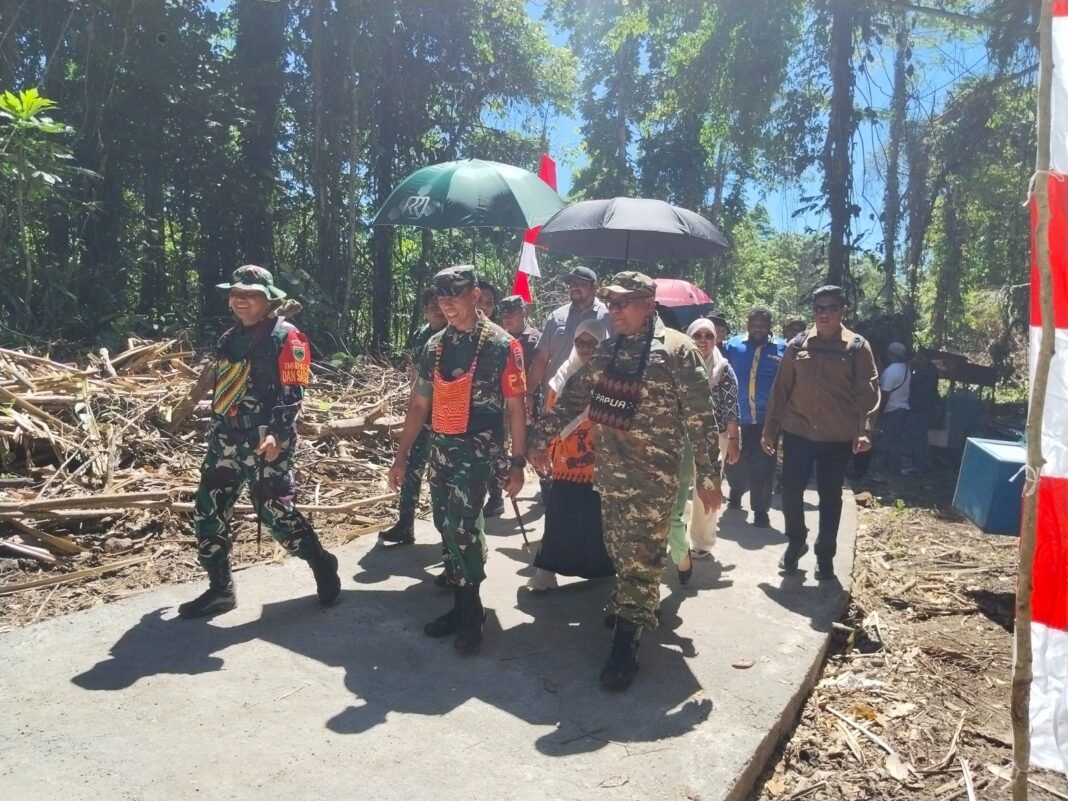 TMMD ke-128: TNI dan Forkopimda Menyusuri Jalan di Manokwari