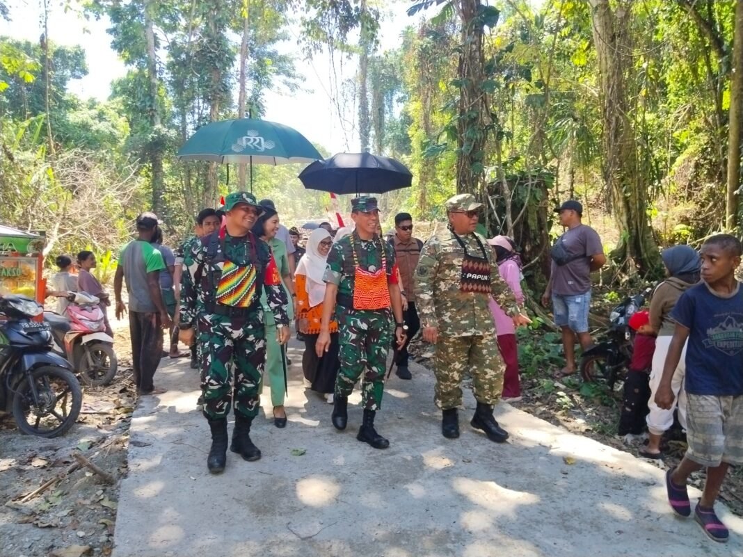 Kebersamaan TNI dan Forkopimda Papua Barat Warnai Penutupan TMMD di Tanah Rubuh