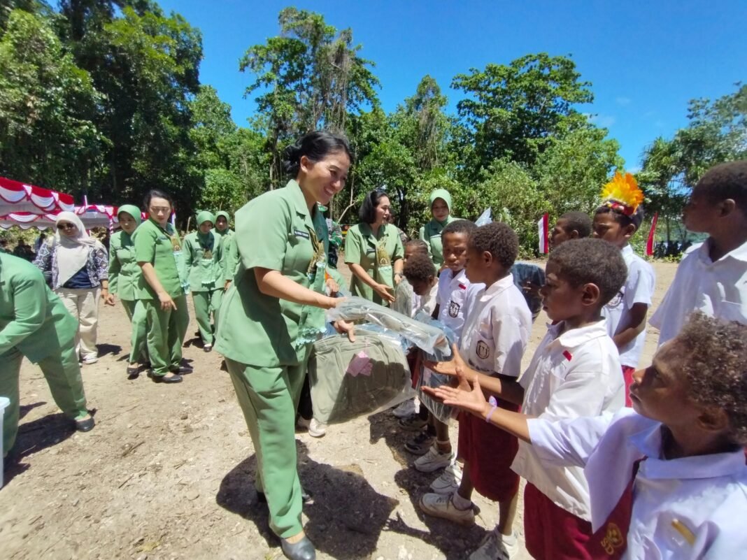 Ketua Persit KCK Daerah XVIII/Kasuari Serahkan Tas Sekolah di Penutupan TMMD