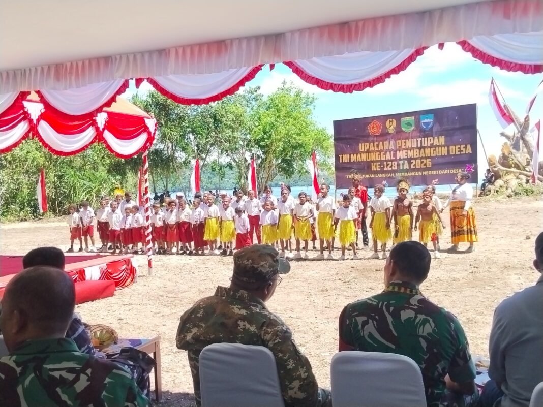 Siswa SD Inpres 62 Asai Hibur Acara Penutupan TMMD dengan Lagu Daerah