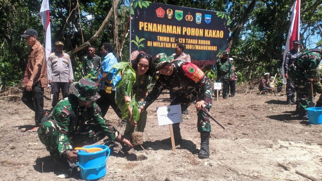 Kegiatan Penanaman Kakao di Akhir TMMD Ke-128 oleh Pangdam XVIII/Kasuari