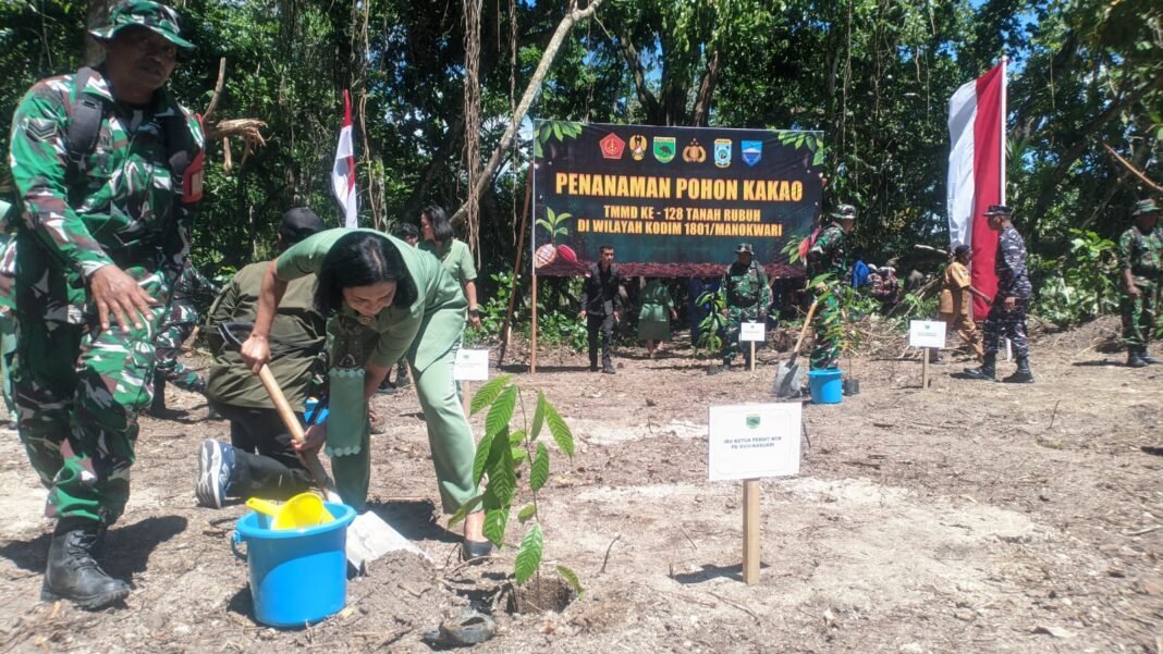 Penanaman Kakao Ikut Perkuat Hubungan TNI dan Forkopimda di Tanah Rubuh