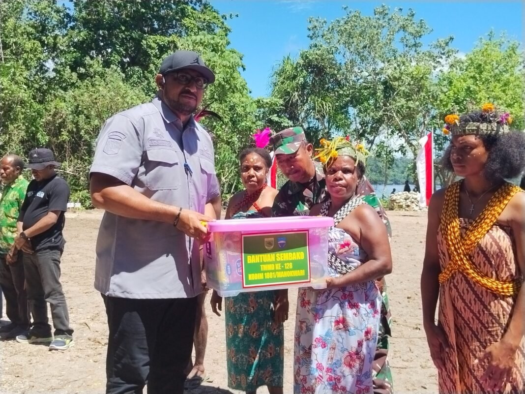 TNI Salurkan Bantuan Sembako dan Bibit Kakao pada Penutupan TMMD Ke-128 Kodim 1801/Manokwari