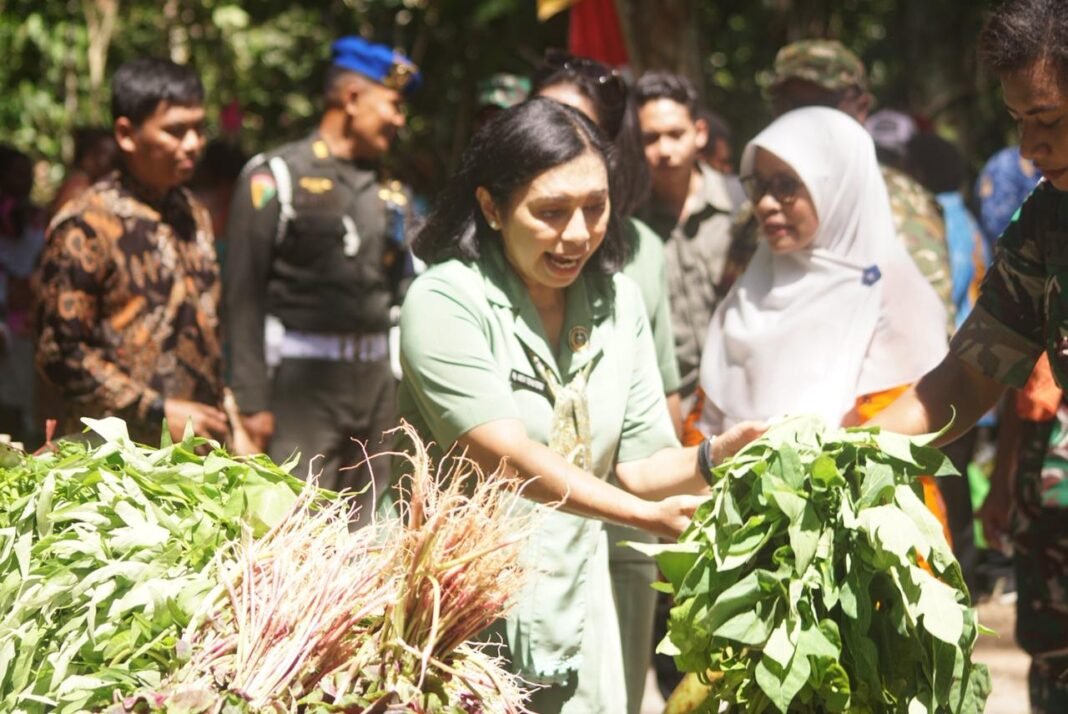 Mengunjungi Pedagang Lokal: Ketua Persit Daerah XVIII/Kasuari Usai TMMD