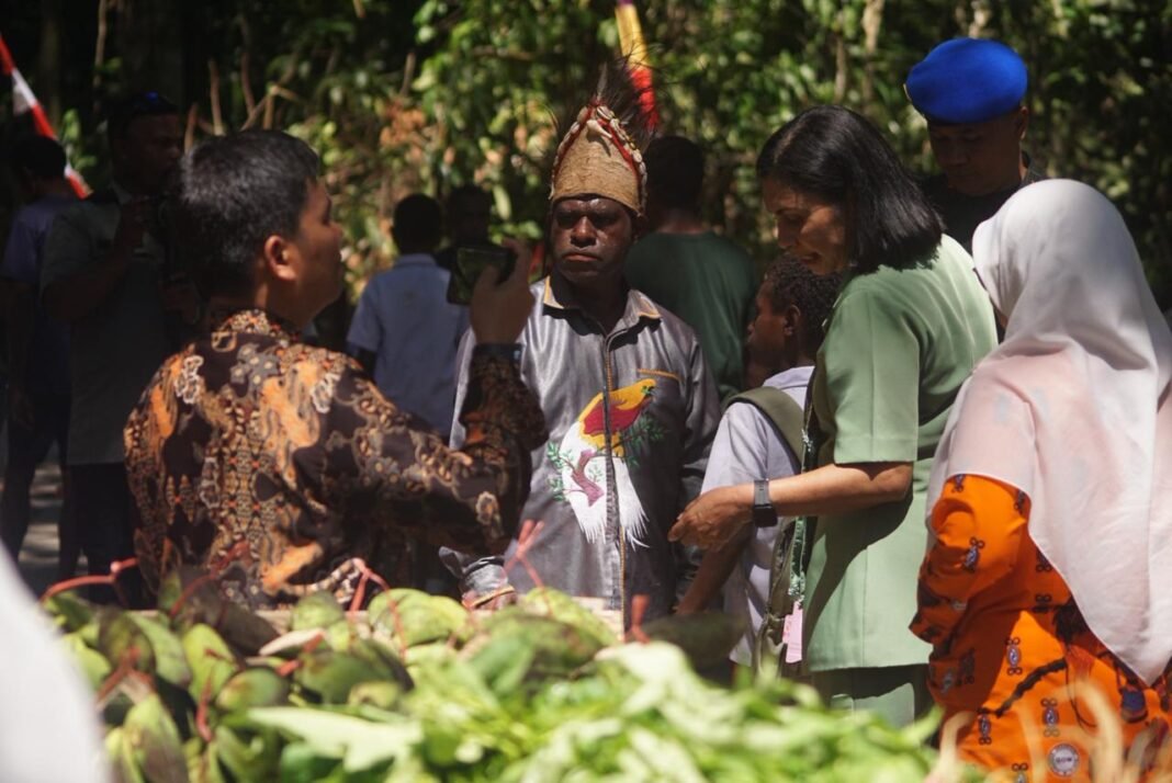 Berbagi Kebahagiaan di Penutupan TMMD Ke-128 Kodim 1801