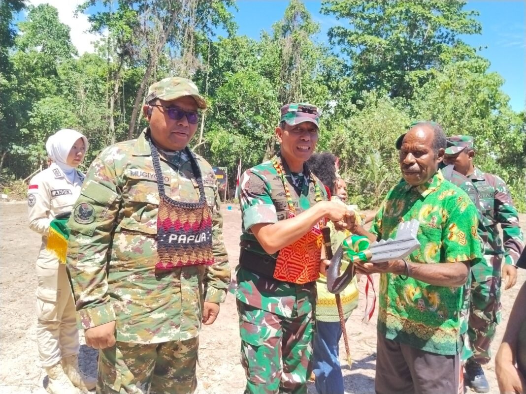 Pangdam Bersama Wakil Bupati Manokwari Serahkan Kunci Rumah kepada Warga