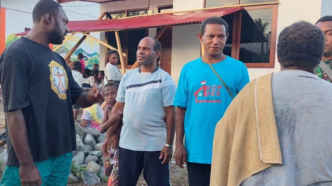 Momen Haru Perpisahan Satgas TMMD di Kampung Tanah Rubuh