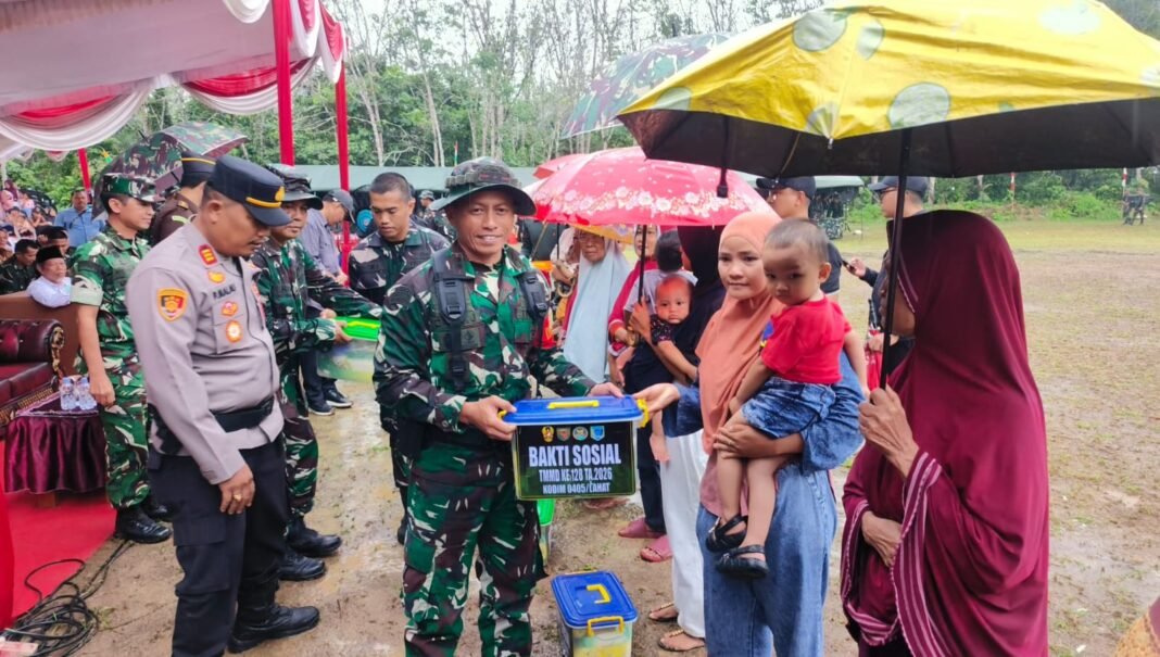 Bantuan Sembako Diserahkan oleh Dansatgas TMMD di Desa Lubuk Tampang