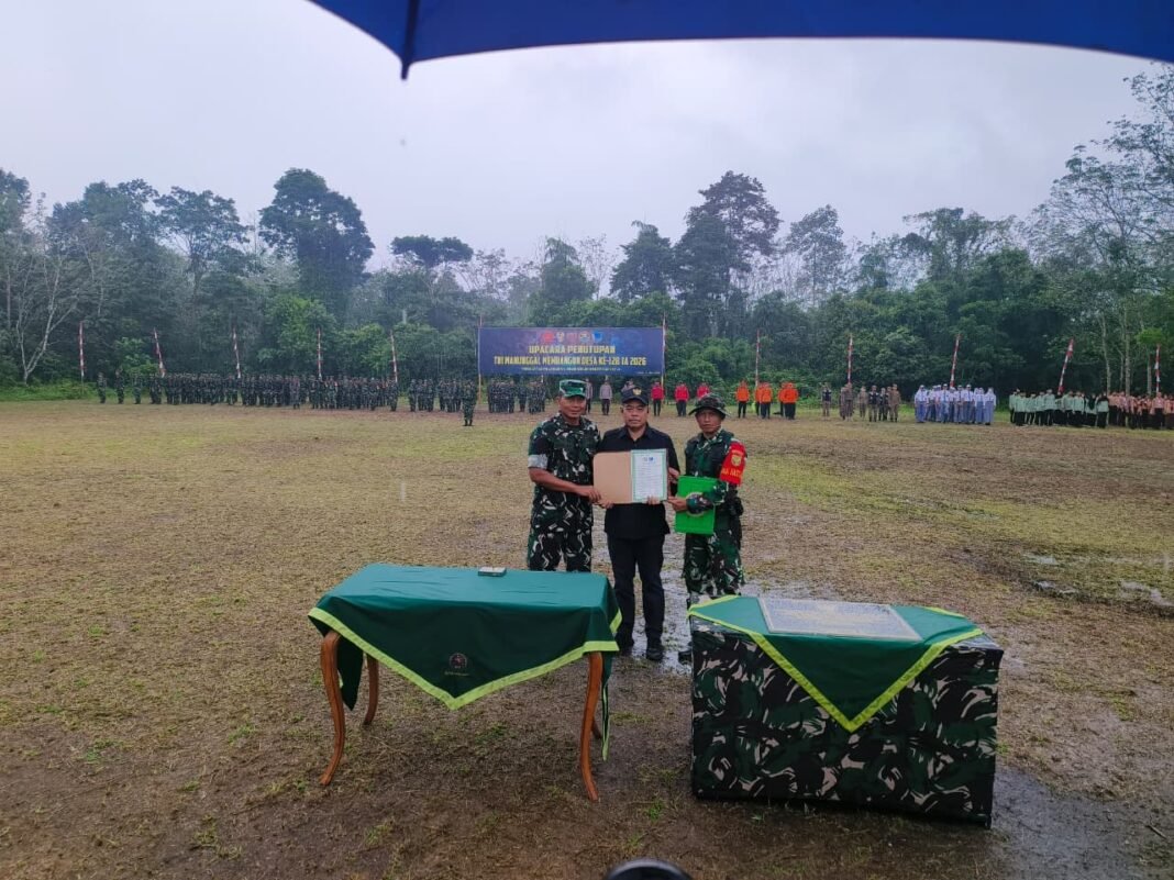Semangat Penutupan TMMD 128 Tetap Nyala di Tengah Hujan