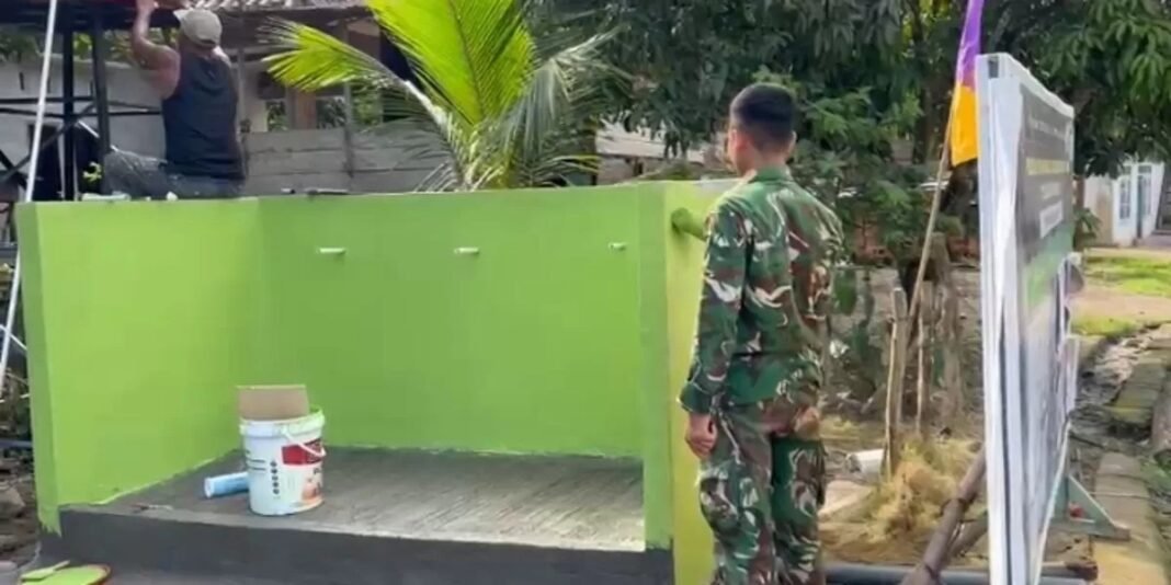 Pengecatan Sumur Bor Titik 5, TNI Dan Masyarakat Bersinergi Dengan Baik