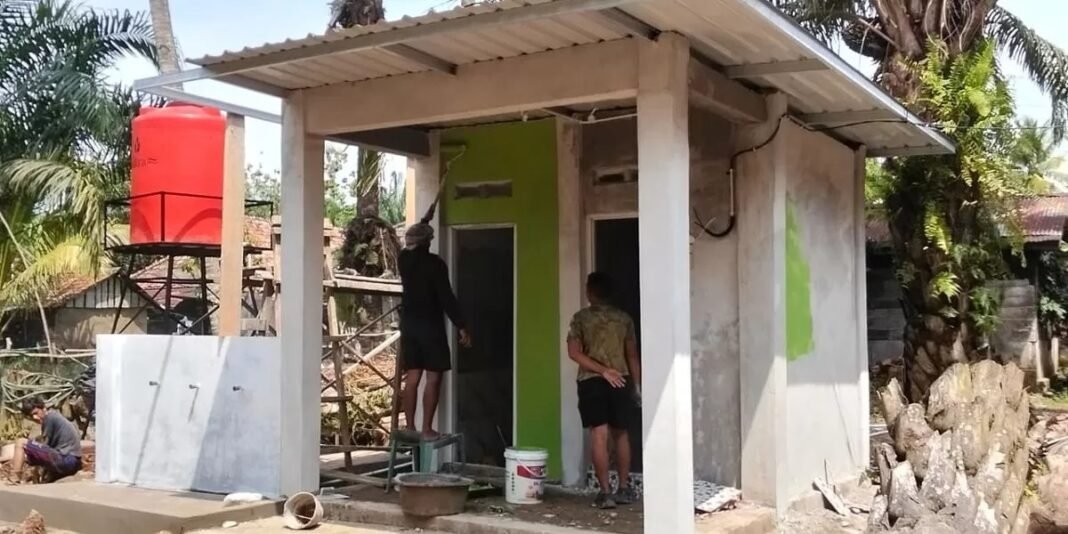 Pembangunan MCK Titik 3 Rampung, Pengecatan Dinding Mulai Dikerjakan