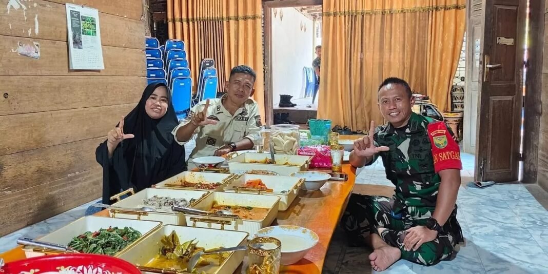 Simbol Kehangatan, Makan Bersama Satgas TMMD dan Warga Desa