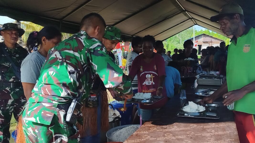 Acara Makan Bersama: Wujud Kebersamaan TNI dan Masyarakat Keakwa