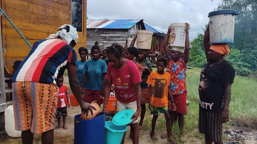 Kepedulian Ibu-Ibu dan Anak-Anak Kampung Keakwa dalam TMMD