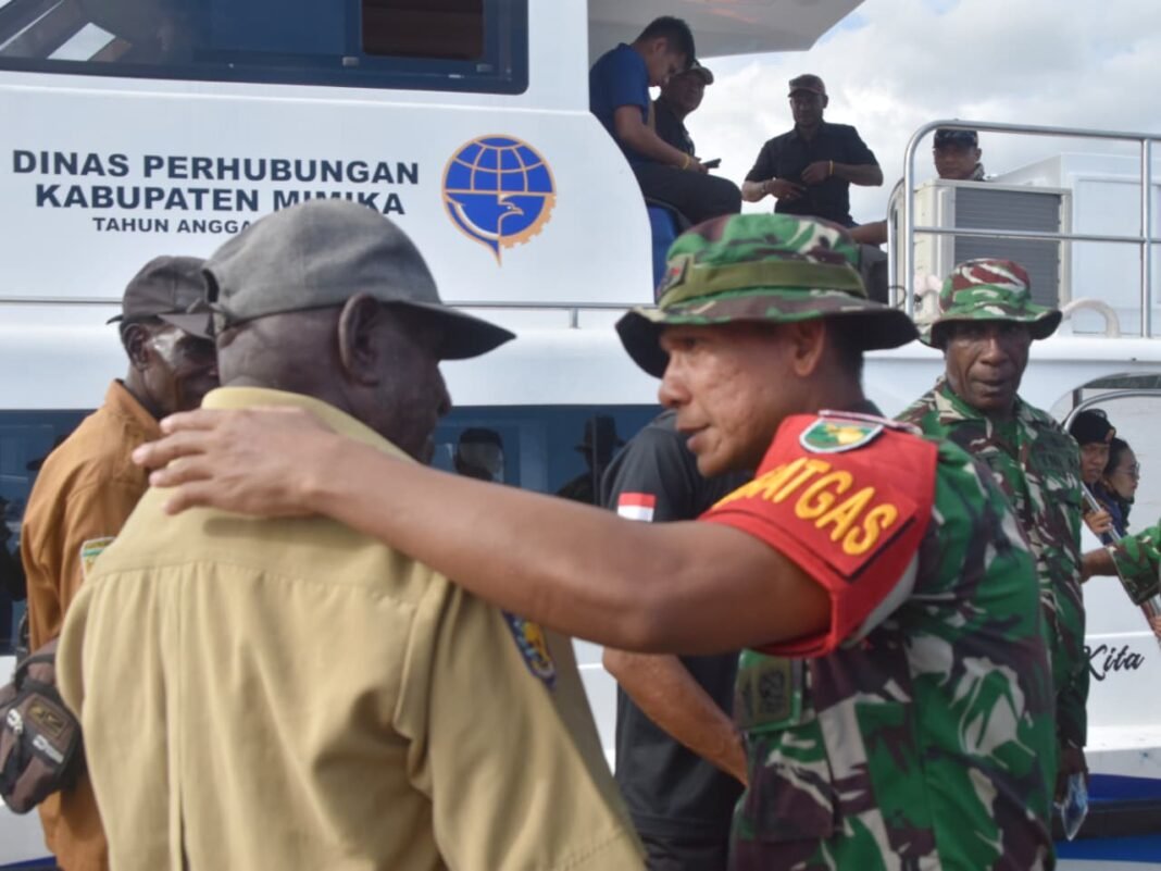 Penuh Haru, Satgas TMMD Mengucapkan Selamat Tinggal kepada Warga Keakwa
