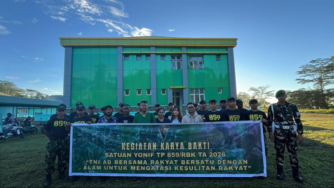 Kegiatan Bersih-Bersih RSUD Supiori oleh Yonif TP 859/RBK