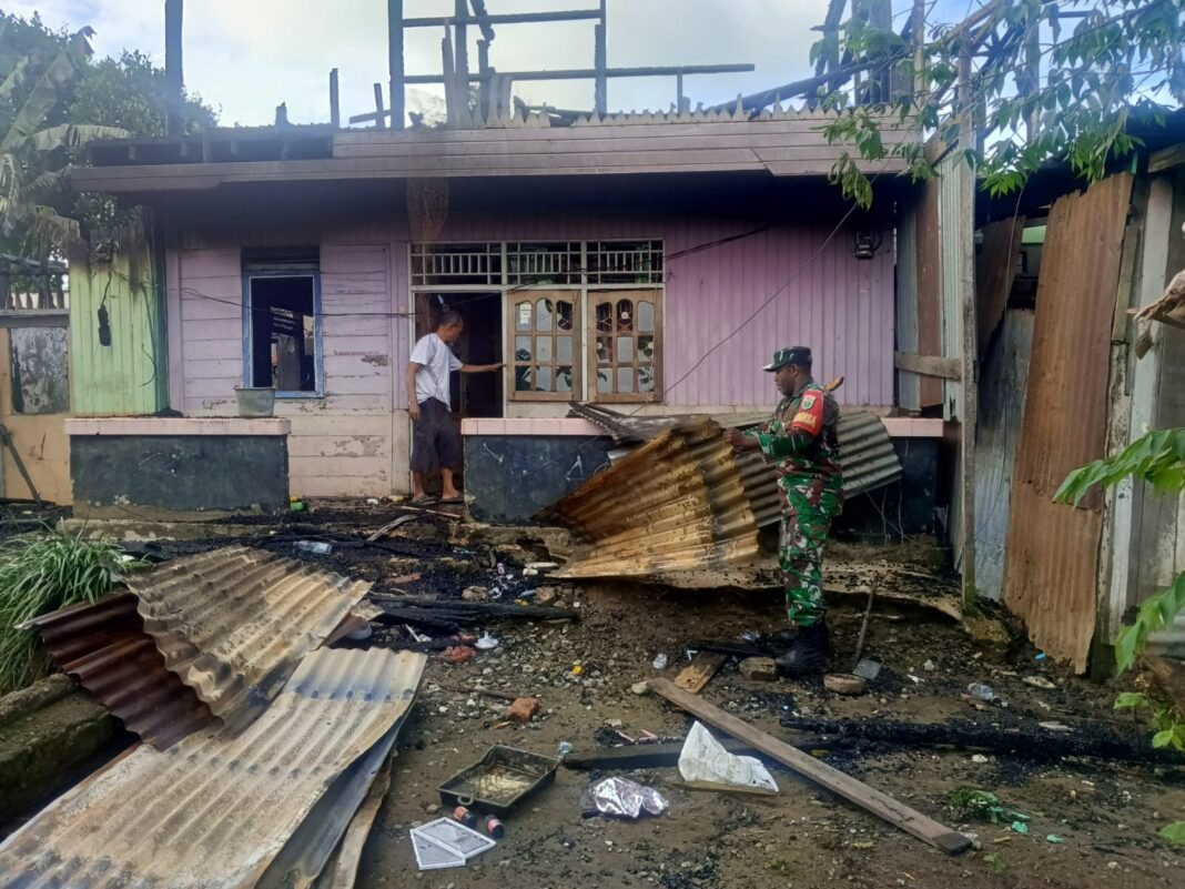 TNI Peduli, Koramil 1705-01/Nabire Bersama Warga Bersihkan Sisa Kebakaran