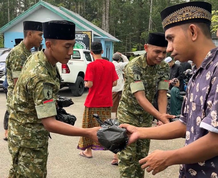 Kegiatan Sosial Prajurit YONIF TP 859/RBK di Kabupaten Supiori