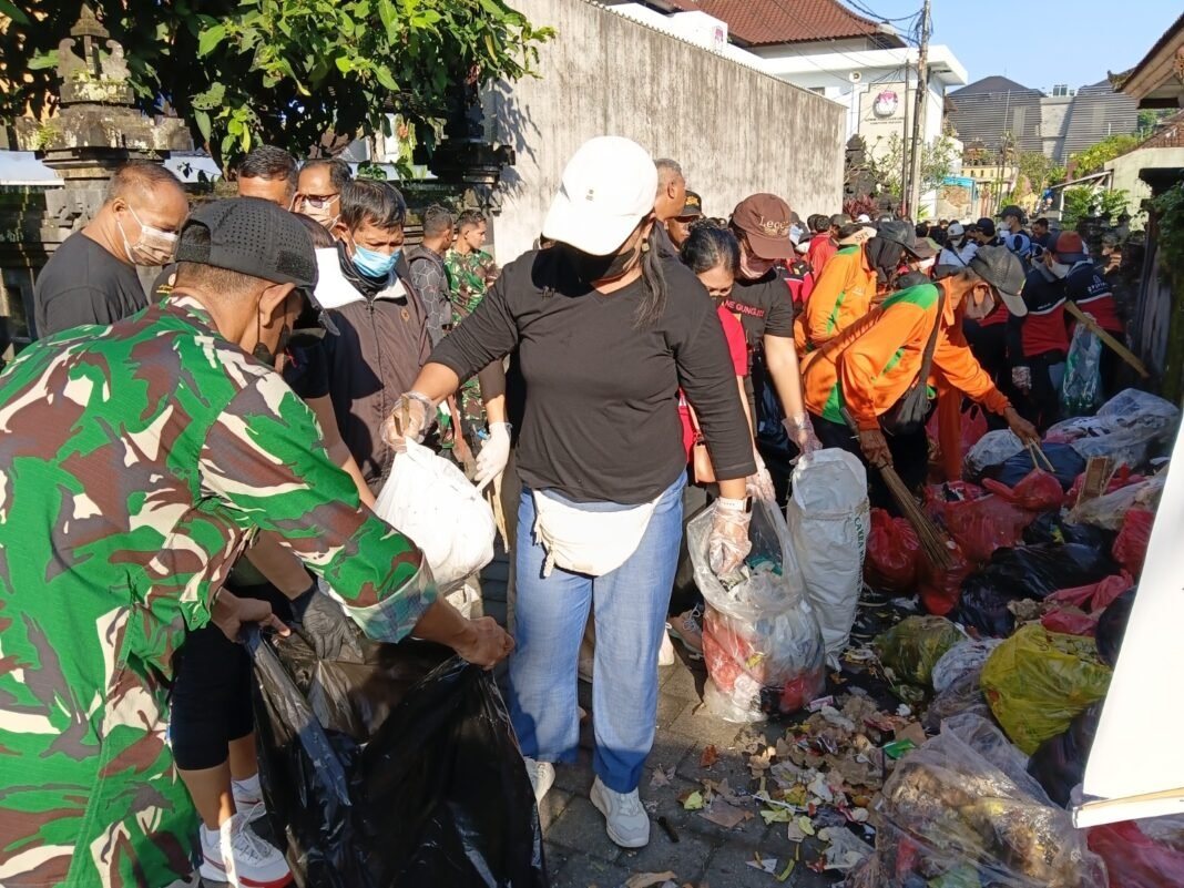 Aksi Bersama Kodim Tabanan dalam Pembersihan Lingkungan Lapangan Alit Saputra