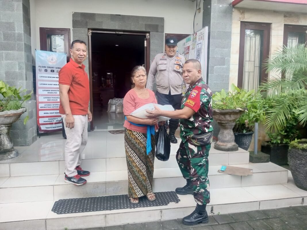 Aksi Babinsa dalam Pengawasan Penyaluran Bantuan Pangan kepada Warga