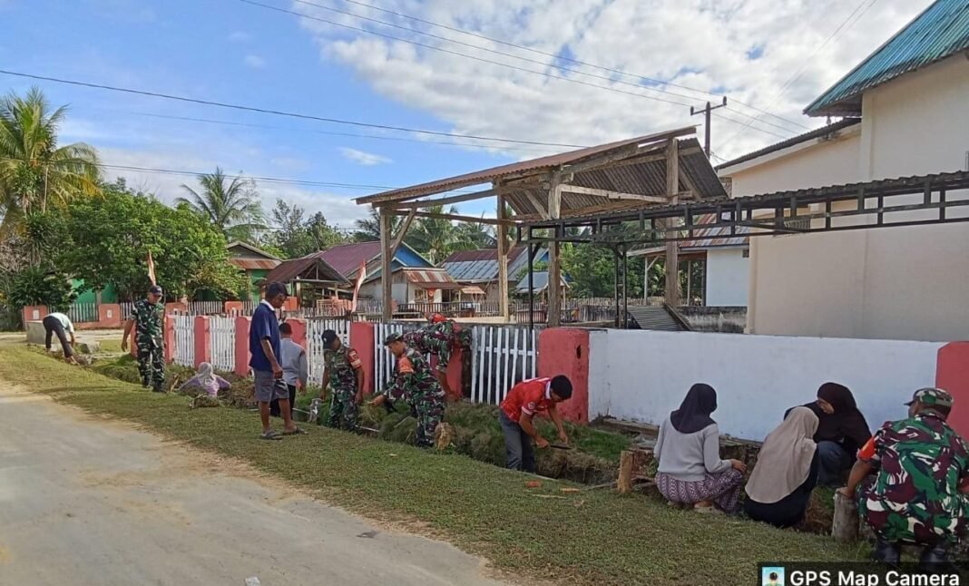 Gotong Royong TNI dan Warga Dalam Pembersihan Drainase di Desa Kusambi