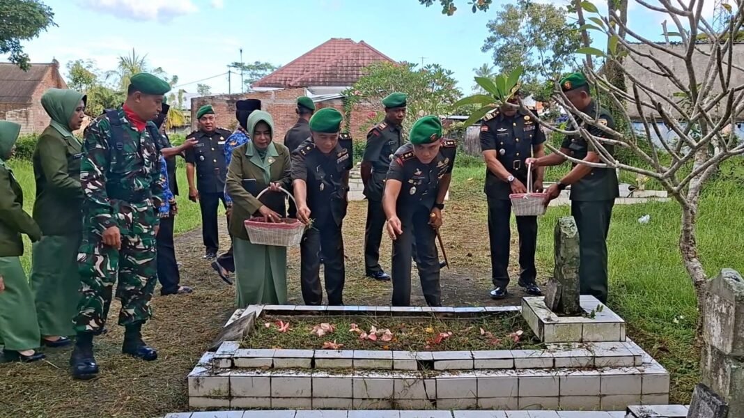 Ziarah dan Tabur Bunga Oleh Kodim 1620/Loteng