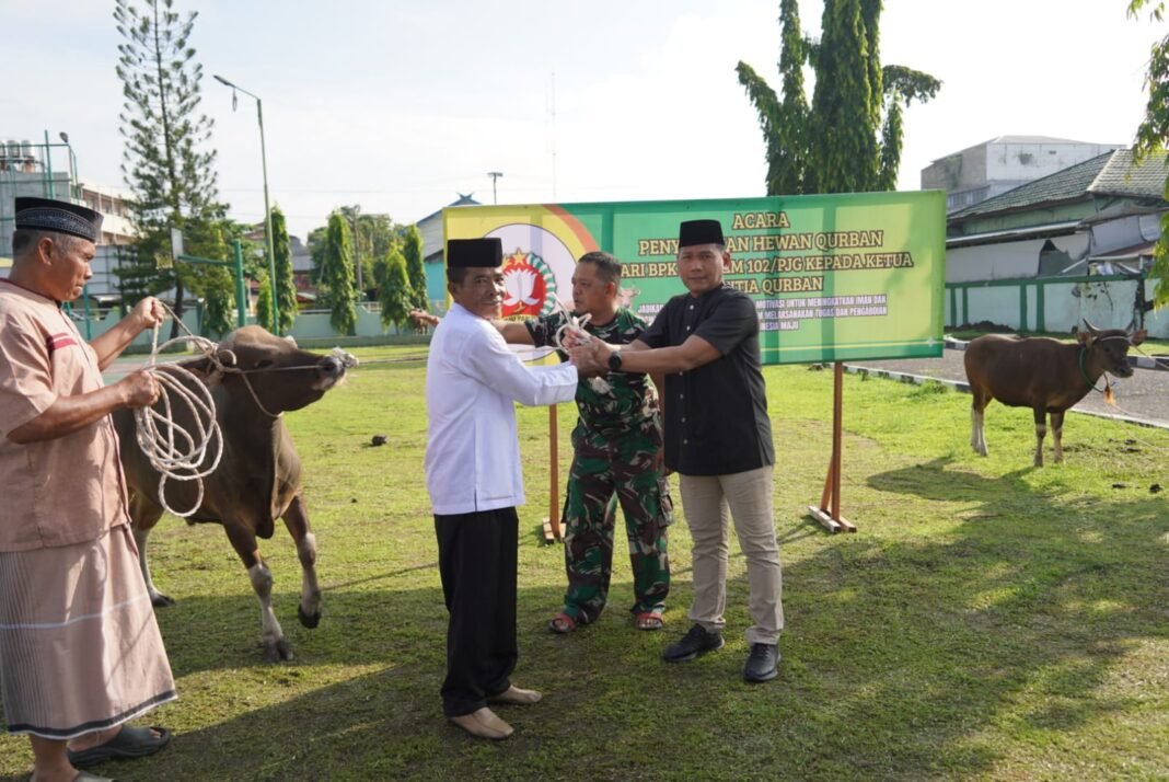 Komandan Korem 102/Pjg Pimpin Sholat Idul Adha dan Penyerahan Hewan Qurban